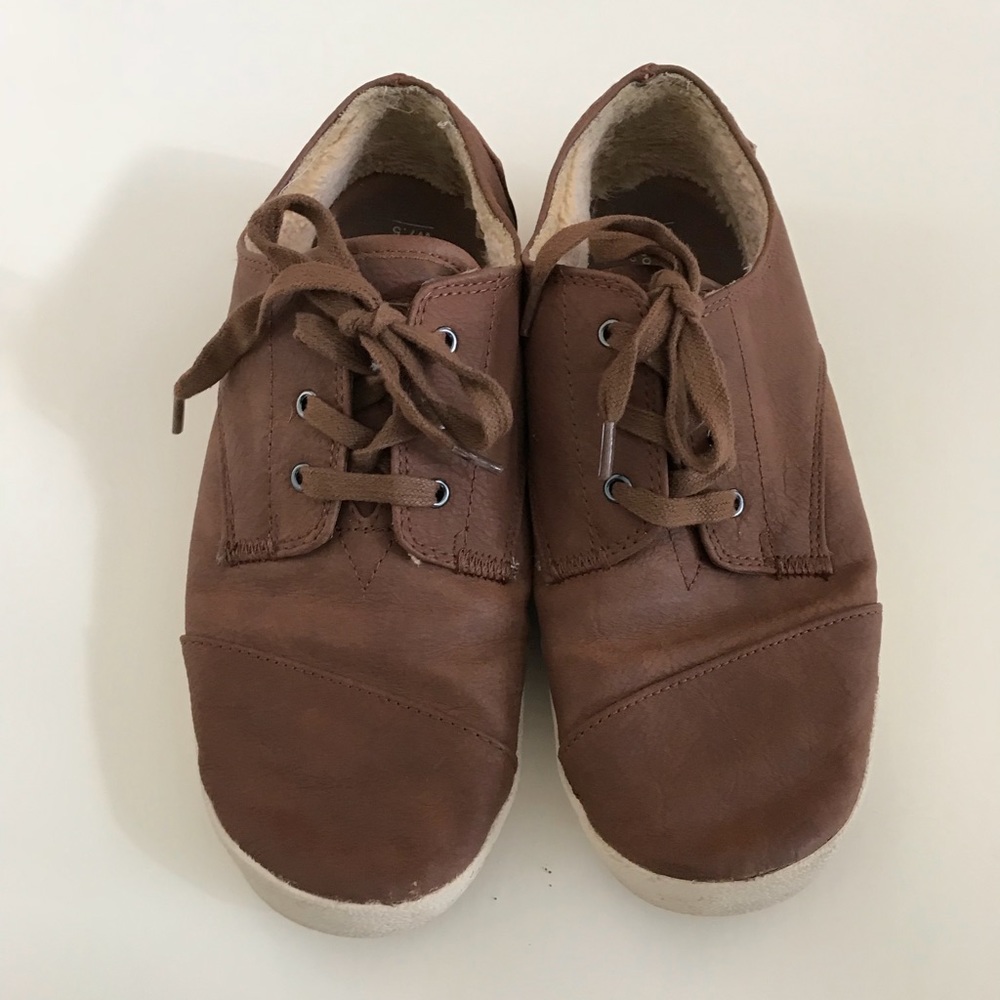 Toms lace up leather tennis shoes